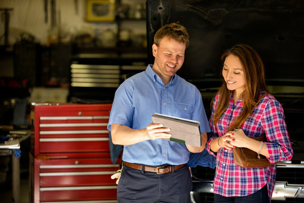 Advisor sharing notes with customer