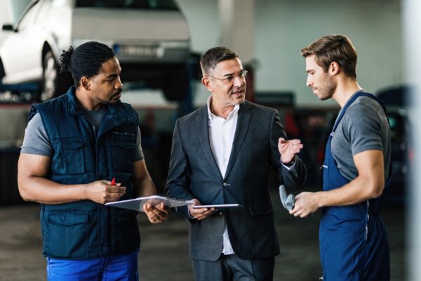 used car manager talking to techs